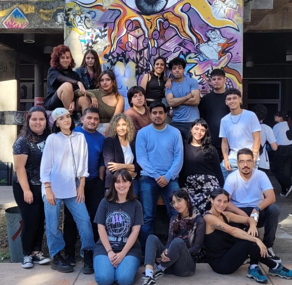 LOS EXPOSITORES. Foto de familia de los participantes en la muestra “Soliloquio”, en la Facultad de Artes.