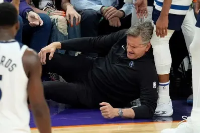 Insólito: un jugador de la NBA lesionó a su entrenador en pleno partido