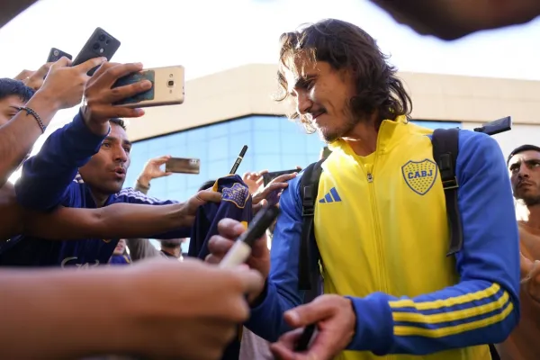 Una fiesta: una multitud recibió a Boca en su llegada a Córdoba