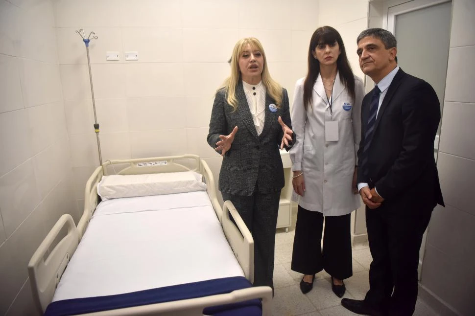 VISITA. La intendenta, Rossana Chahla, la directora de la Asistencia, Karina Faccioli, y el diputado nacional Pablo Yedlin, en la recorrida del sábado. 