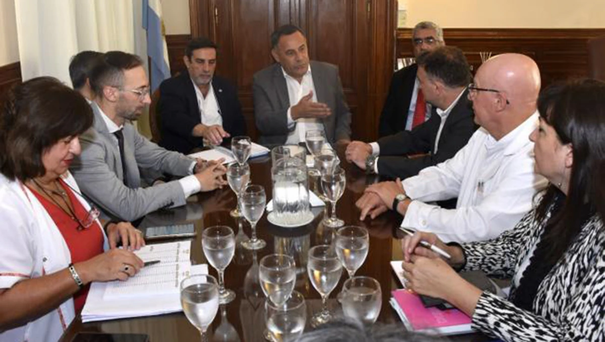 PARITARIAS. Ministros del Gobierno se reunieron con representantes de gremios de la salud.