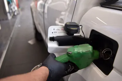 Los combustibles volverán a subir mañana y la nafta súper cruzará la barrera de los $1.000 en Tucumán