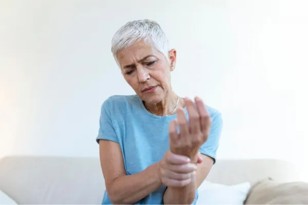 Osteoporosis: qué es, por qué afecta más a mujeres y cómo prevenirla