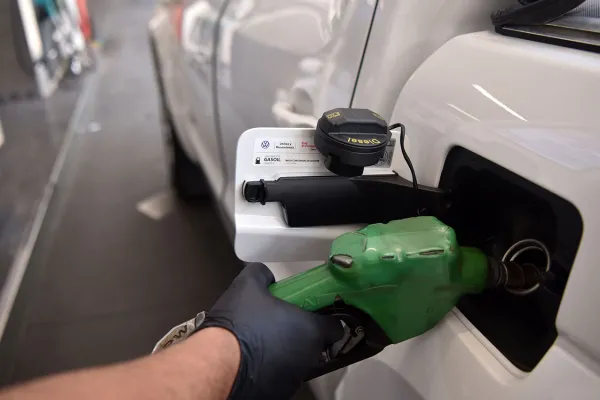 Los combustibles volverán a subir mañana y la nafta súper cruzará la barrera de los $1.000 en Tucumán