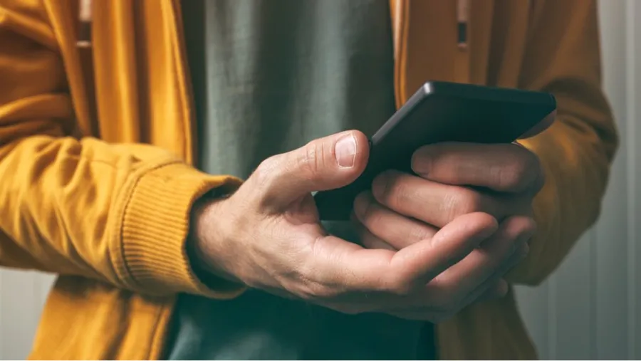 Cuál es la forma correcta de agarrar el celular para no dañar los tendones de la mano y evitar artritis a largo plazo