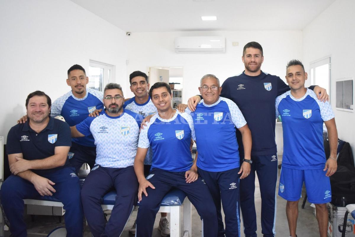 HAY EQUIPO. Kinesiologos, masajistas, empleados y el nutricionista posan para la foto grupal. Foto: LA GACETA / Analía Jaramillo.