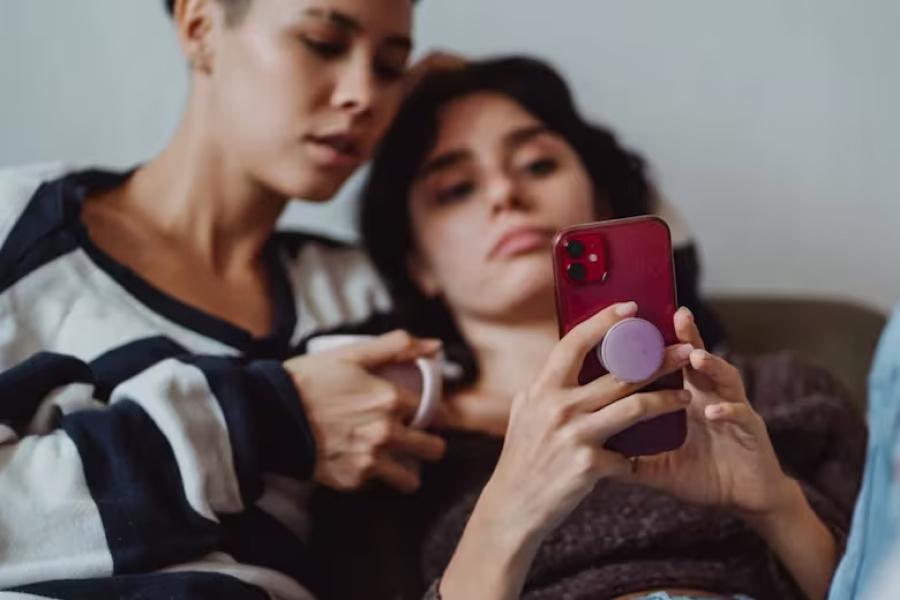 Tomar el celular con las dos manos es la forma correcta de utilizarlo (Foto Pexels)