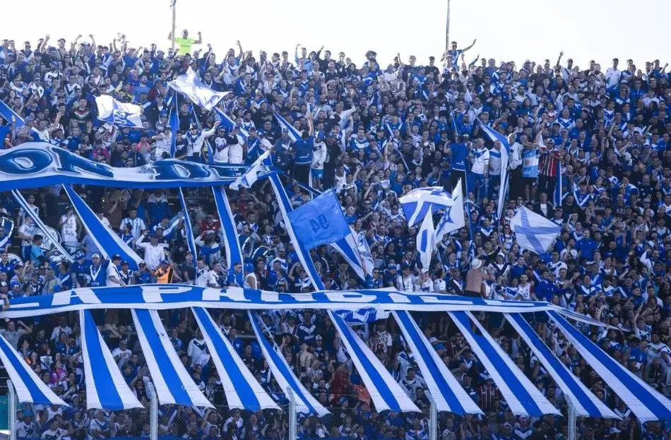 Los hinchas de Vélez dejaron sin vuelos a los de Estudiantes para la final