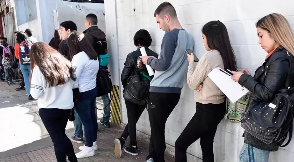 Jóvenes hacen fila para dejar su curriculum vitae. / ARCHIVO LA GACETA