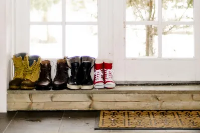 Los especialistas hablaron: por qué es recomendable sacarse los zapatos al entrar a una casa