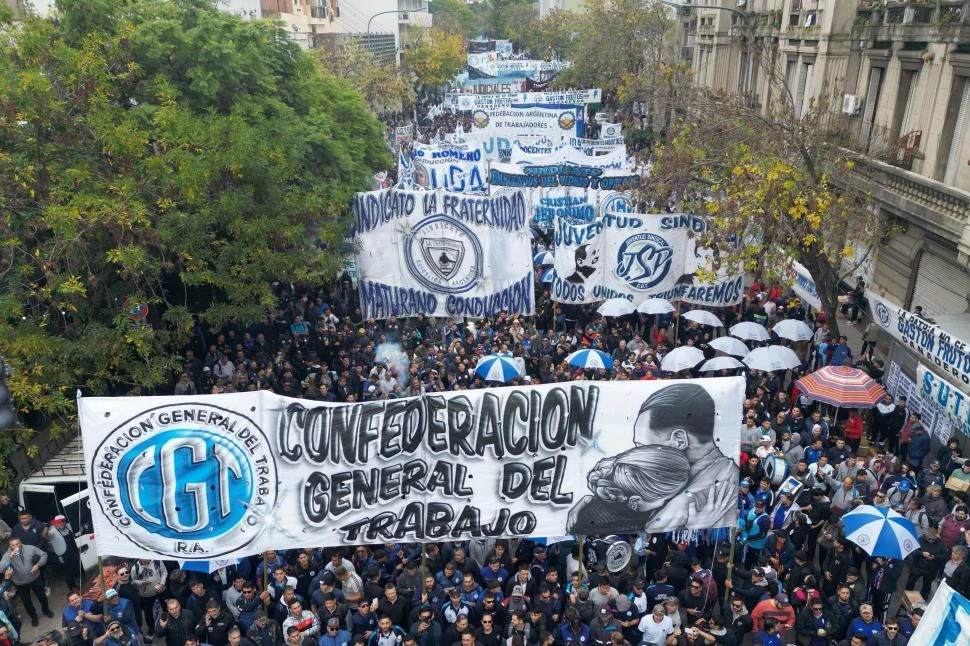 ESTRATEGIA. En pos de restar fuerza al paro y a la marcha del jueves de la semana que viene, el Gobierno busca alimentar la interna de poder cegetista. 