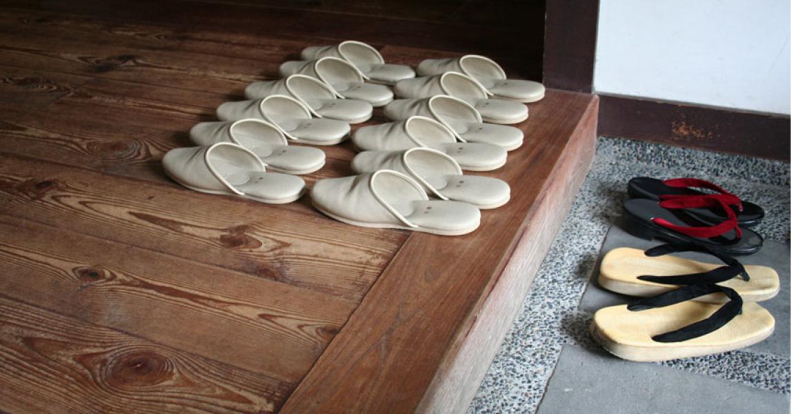 Alternar calzados de interior y exterior para proteger la limpieza del hogar