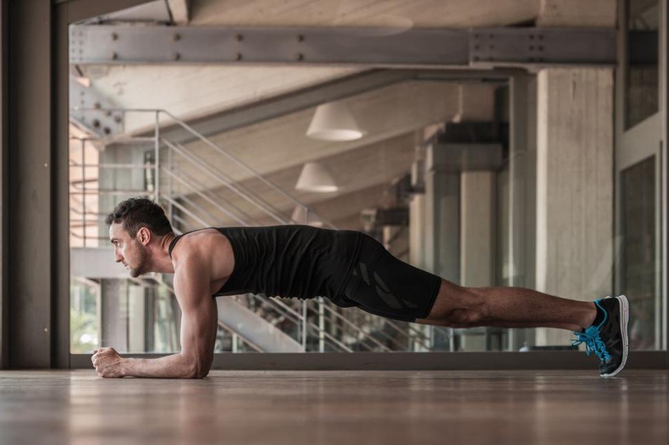 Ejercicios sin movimiento: la clave para marcar músculos en casa