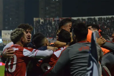 ¡Histórico! Talleres (RdE) eliminó a Racing con golazo en tiempo añadido