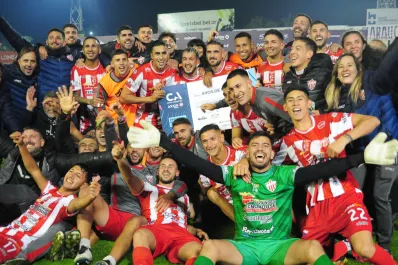 Los jugadores de Talleres de Remedios de Escalada cumplieron una curiosa promesa tras vencer a Racing