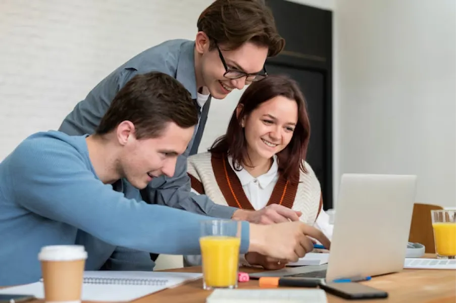 Jóvenes trabajando con tecnología