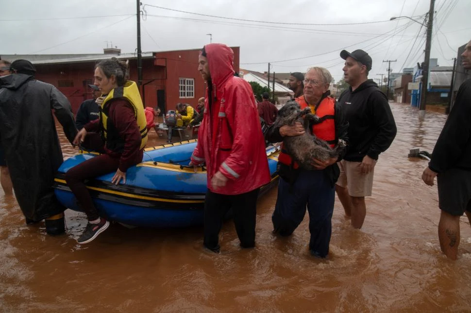 EVACUADOS. Residentes dejan sus hogares en San Sebastián de Cai, estado de Rio Grande do Sul.