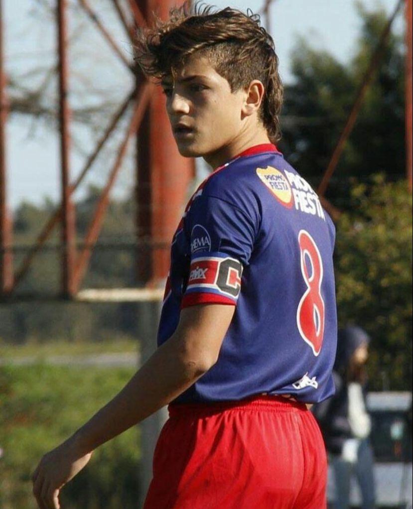 UN NIÑO. Diego jugando para Cadetes de San Martín en su Mar del Plata natal. En aquel momento, jugaba como volante.