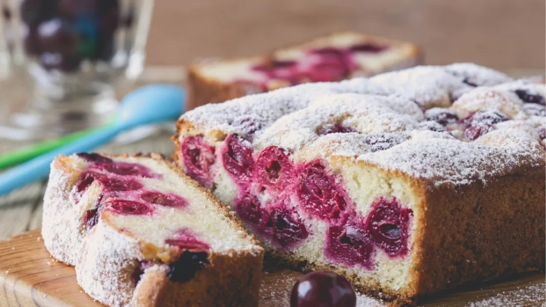 Bizcochuelo de moras y cerezas sin harinas, el sencillo paso a paso. 