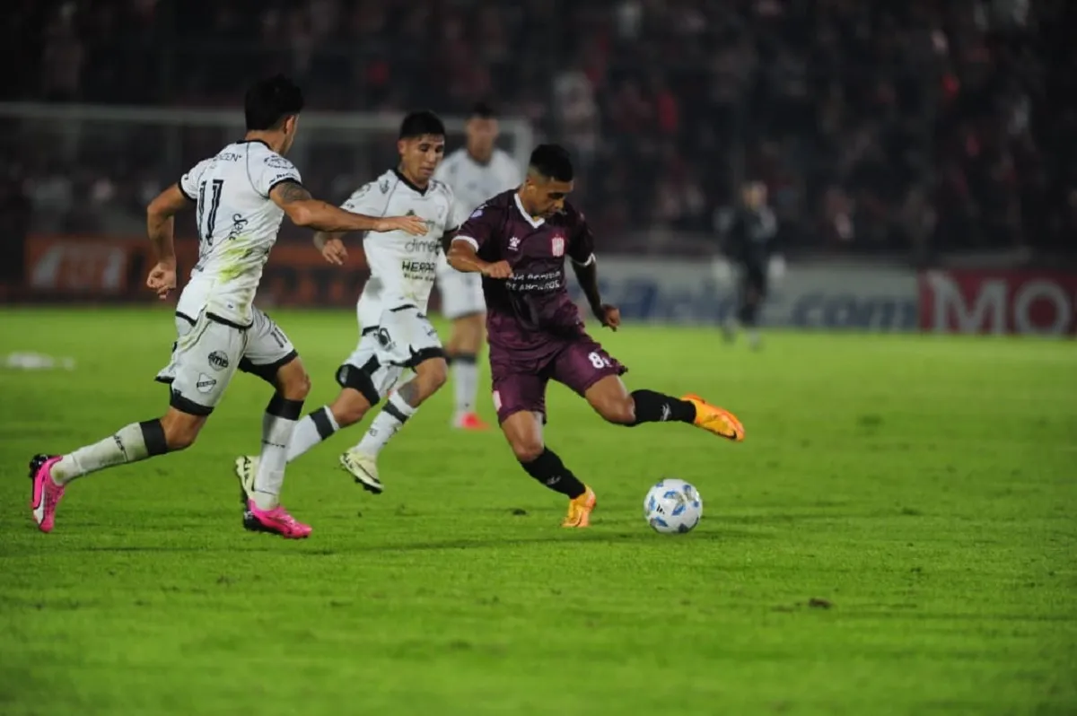 FLOJO NIVEL. Leonardo Monje jamás entró en partido y no logró generar juego en la mitad de la cancha para San Martín de Tucumán. FOTO DE DIEGO ARÁOZ/LA GACETA.