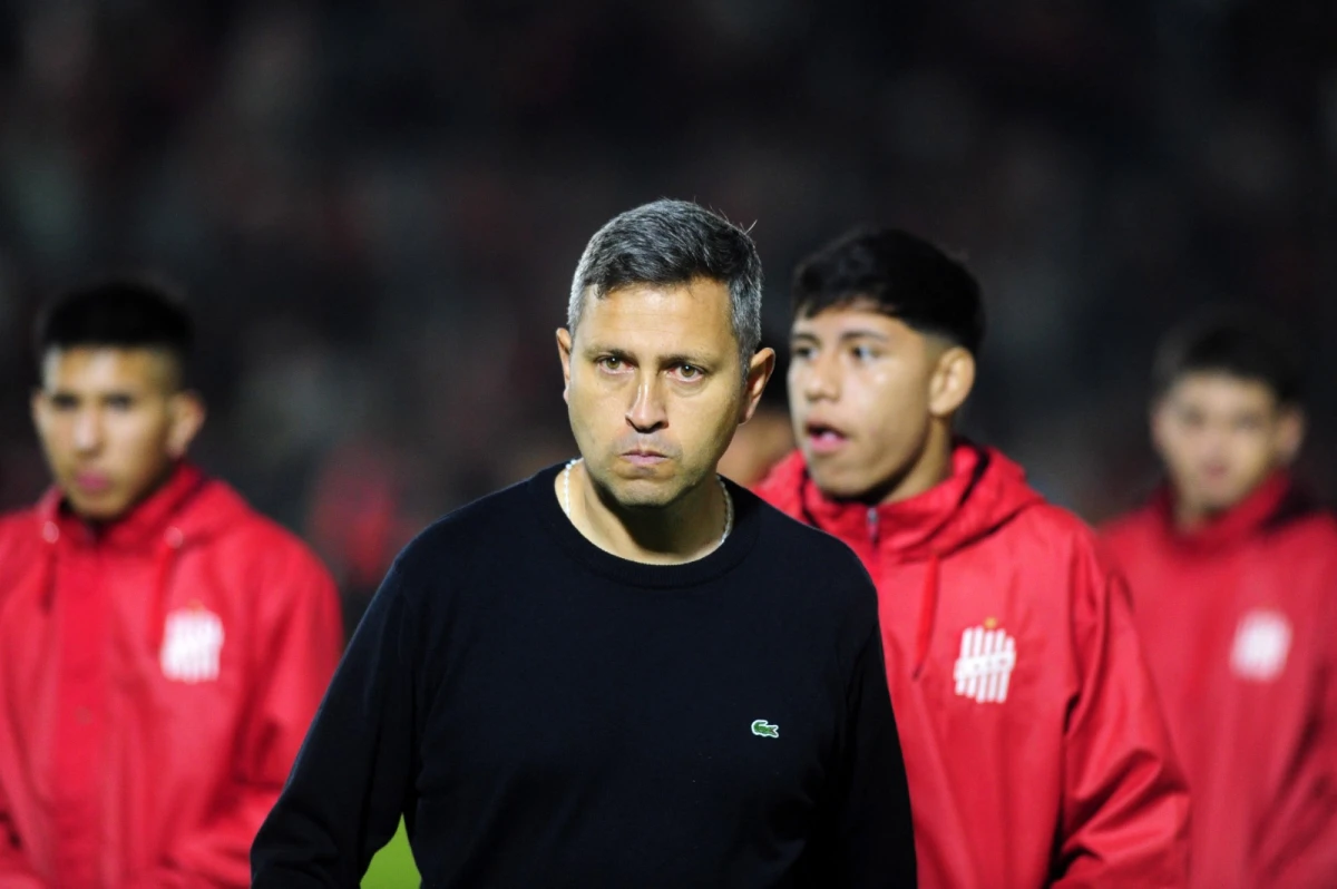 ¿Y AHORA? El entrenador está en el foco de la tormenta. Sin embargo, dirigió la práctica de hoy.