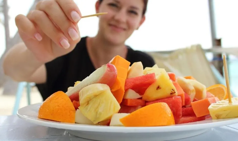 Cuáles son las frutas que no debes comer de noche y porqué