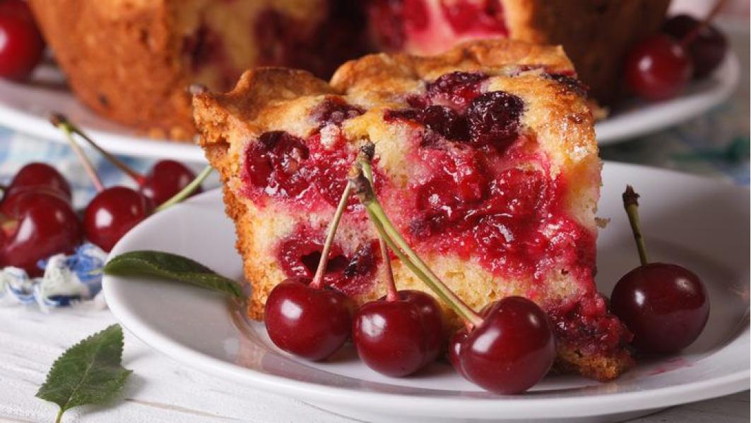 Paso a paso: la receta de bizcochuelo de cerezas y moras sin harinas para una merienda saludable