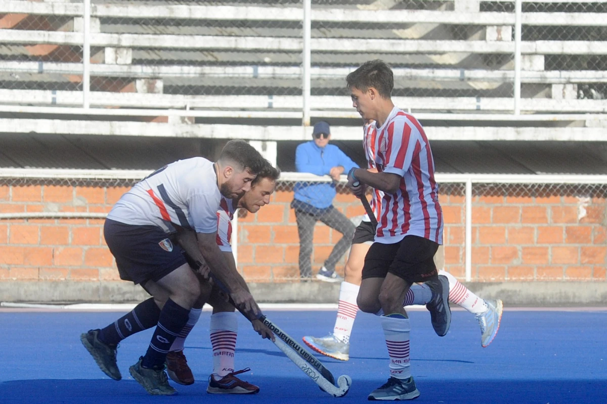AL CRUCE. Bernardo de la Fuente, de Natación y Gimnasia, intenta quitarle la bocha a Ezequiel Haro. La jugada es custodiada por otro jugador santo, Lautaro Fernández. FOTOS DE ANTONIO FERRONI
