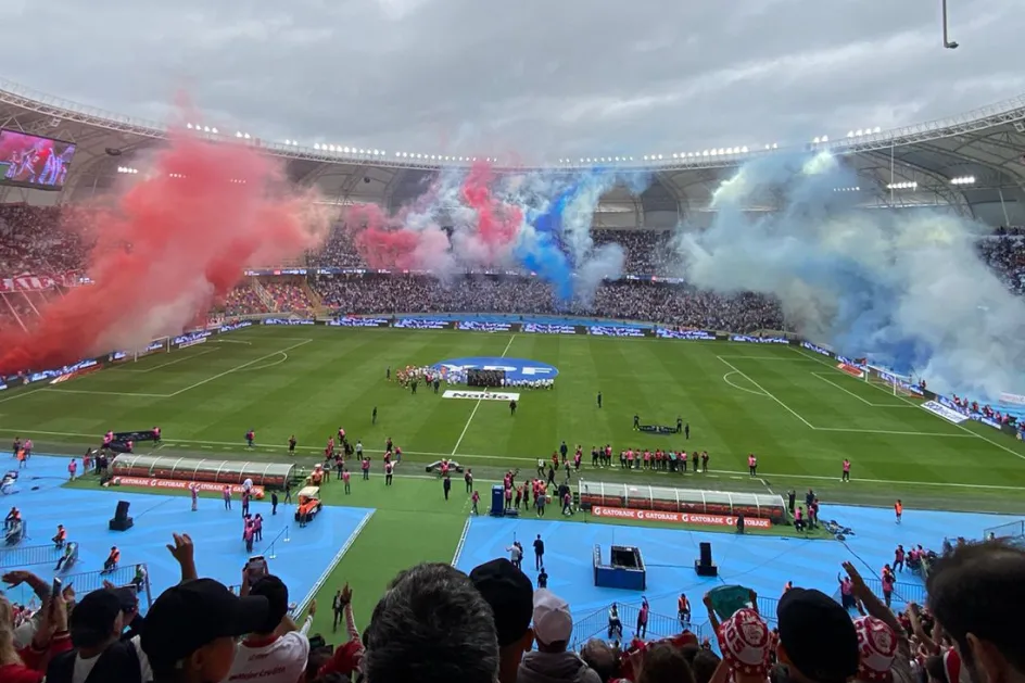 Con insultos a Chiqui Tapia, las hinchadas de Estudiantes y Vélez vivieron una fiesta en Santiago del Estero