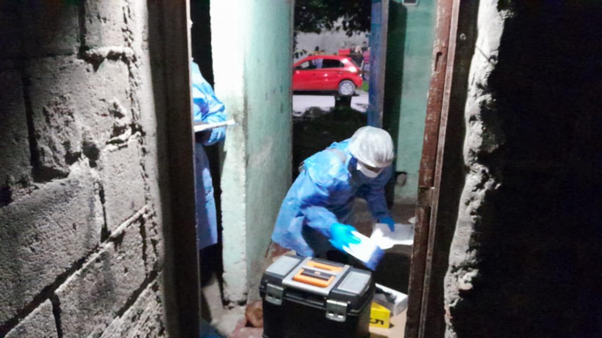 Peritos, en una de las propiedades allanadas. FOTO MPF