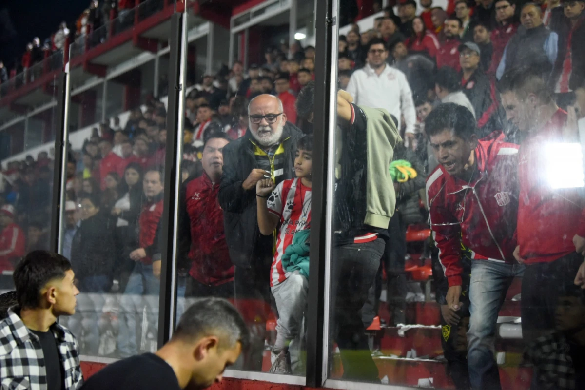 APUNTADO. Diego Flores dejó el campo en medio de críticas, insultos y silbidos. Antes de retirarse, el DT sólo le agradeció a la barra por el apoyo.