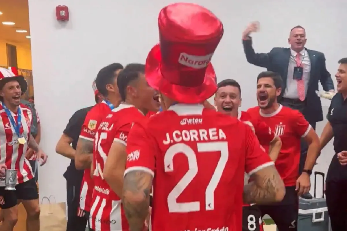 FELICES. El plantel de Estudiantes de La Plata celebró la obtención de la Copa de la Liga. Captura de video.