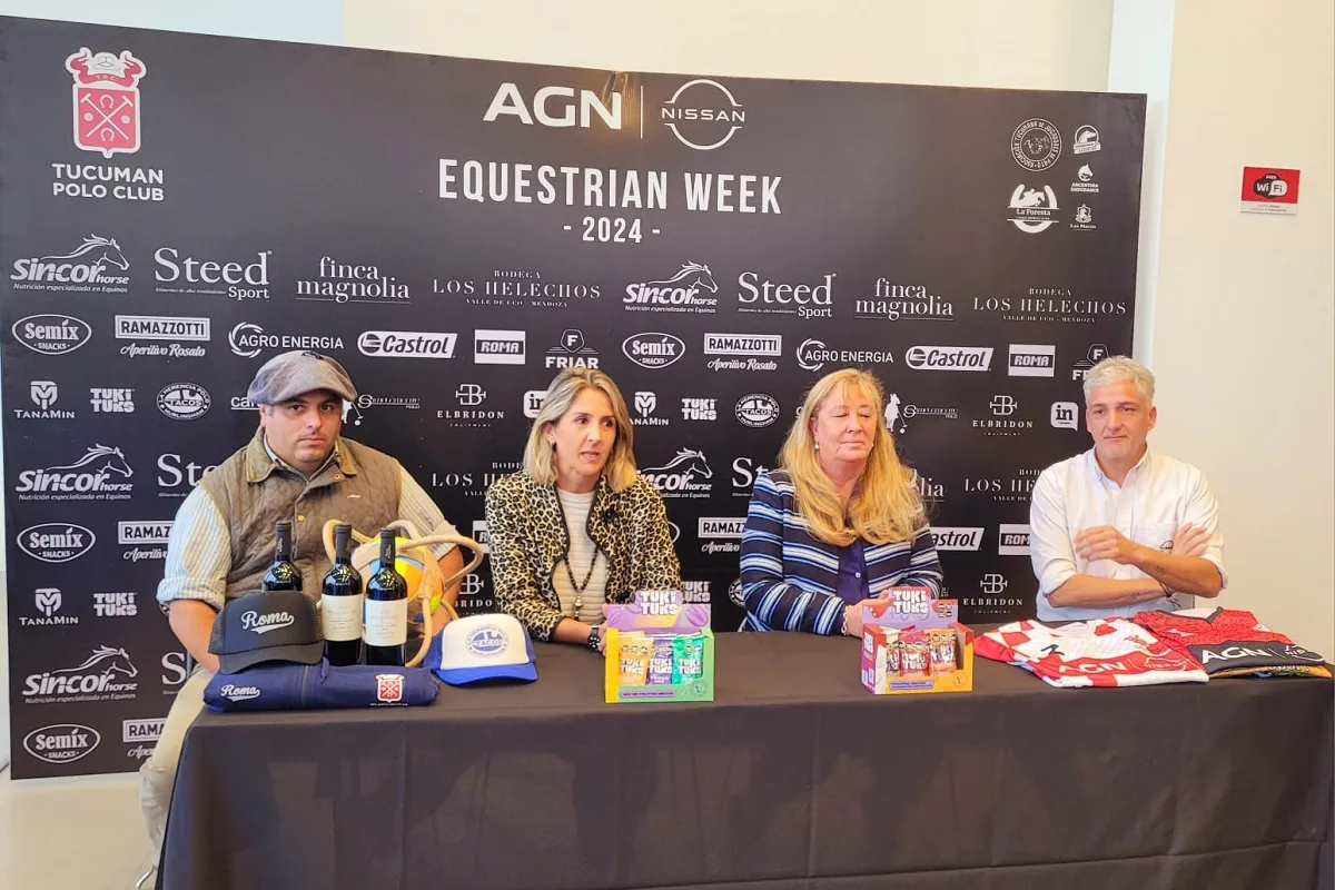 PRESENTACIÓN. Luis Ugo (pato), Florencia Plaza (pato), Elina Terán Vega (equitación) y Roberto Figueroa (representante de Nissan)