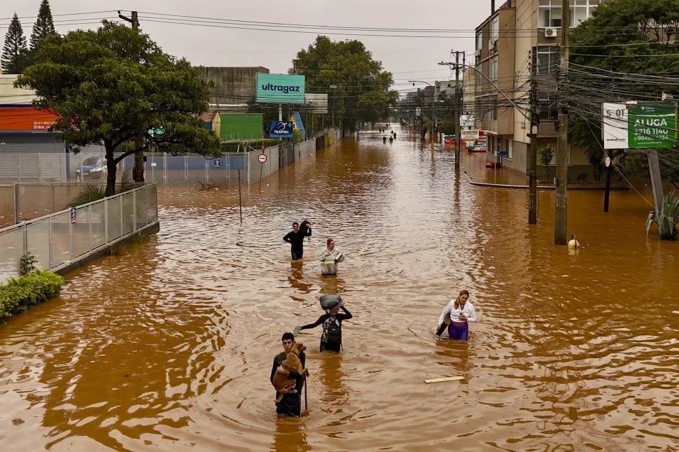 SITIADA. Están cortadas las rutas a Porto Alegre, la capital más al sur. afp