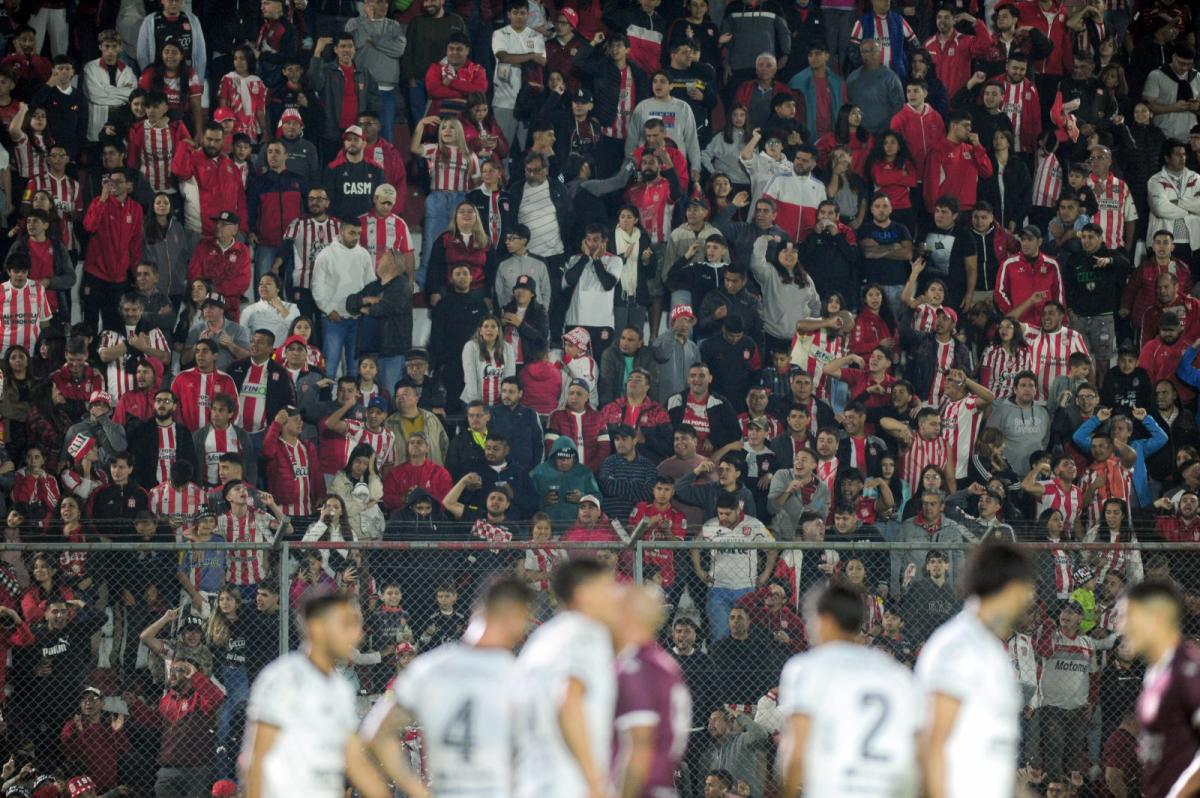 Entre silbidos y reclamos, Diego Flores tuvo un gesto llamativo para los hinchas de San Martín de Tucumán