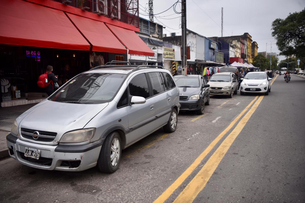 Motos, autos y sillas ocupan el espacio para los colectivos: qué pasa con los carriles exclusivos en El Bajo