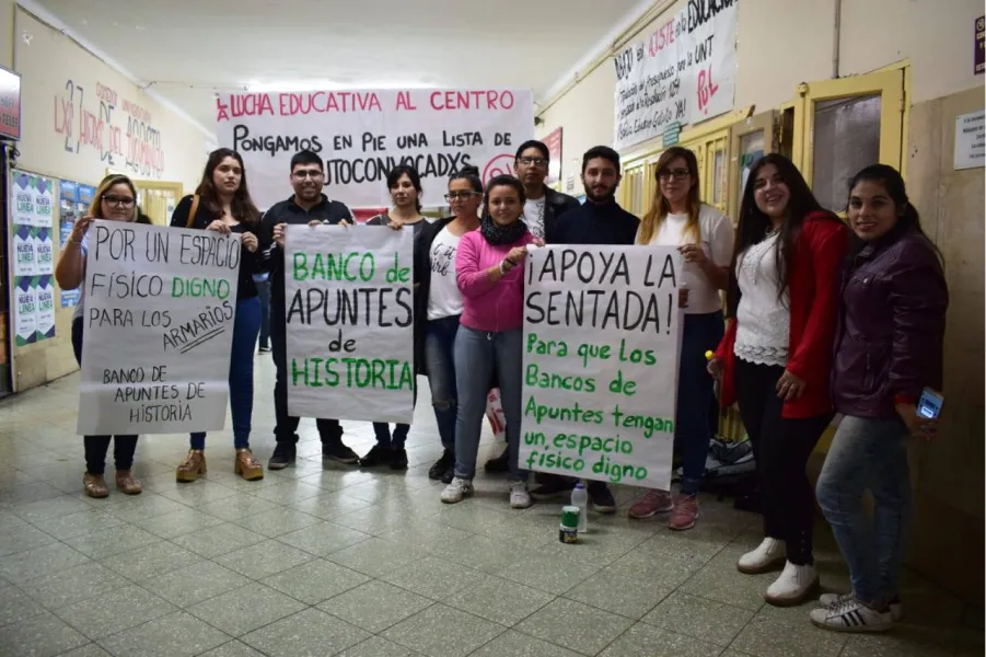 LUCHA ESTUDIANTIL. Los alumnos de Historia de la UNT se abrieron espacio entre las autoridades y consiguieron institucionalizar su banco de apuntes.