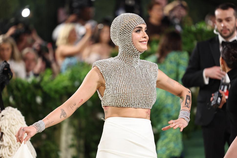 FUERA DE LA TENDENCIA. Cara Delevingne desafió la consigna primaveral.