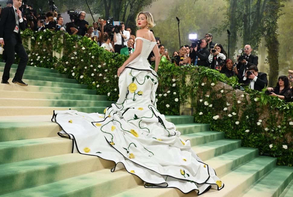 ESPECTÁCULO EN SÍ MISMO. Gigi Hadid, con un vestido de Thom Browne.