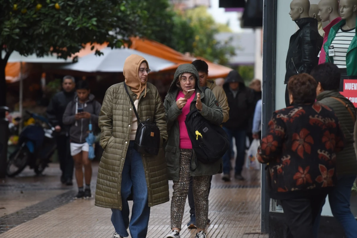 FRÍO Y LLUVIA. Los tucumanos tendrán que salir abrigados. LA GACETA/FOTO DE INÉS QUINTEROS ORIO