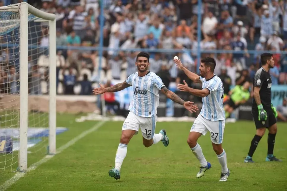 ALEGRÍA. Javier Toledo festeja el 1-0 de Atlético sobre Boca, en el último duelo entre ambos en Tucumán que tuvo público en las tribunas. Sobre el final, Walter Bou empató para el xeneize.