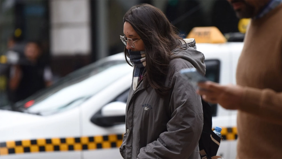 CADA VEZ MÁS FRÍO. Las bufandas y las camperas de abrigo serán los aliados de las tucumanas durante la jornada de hoy.