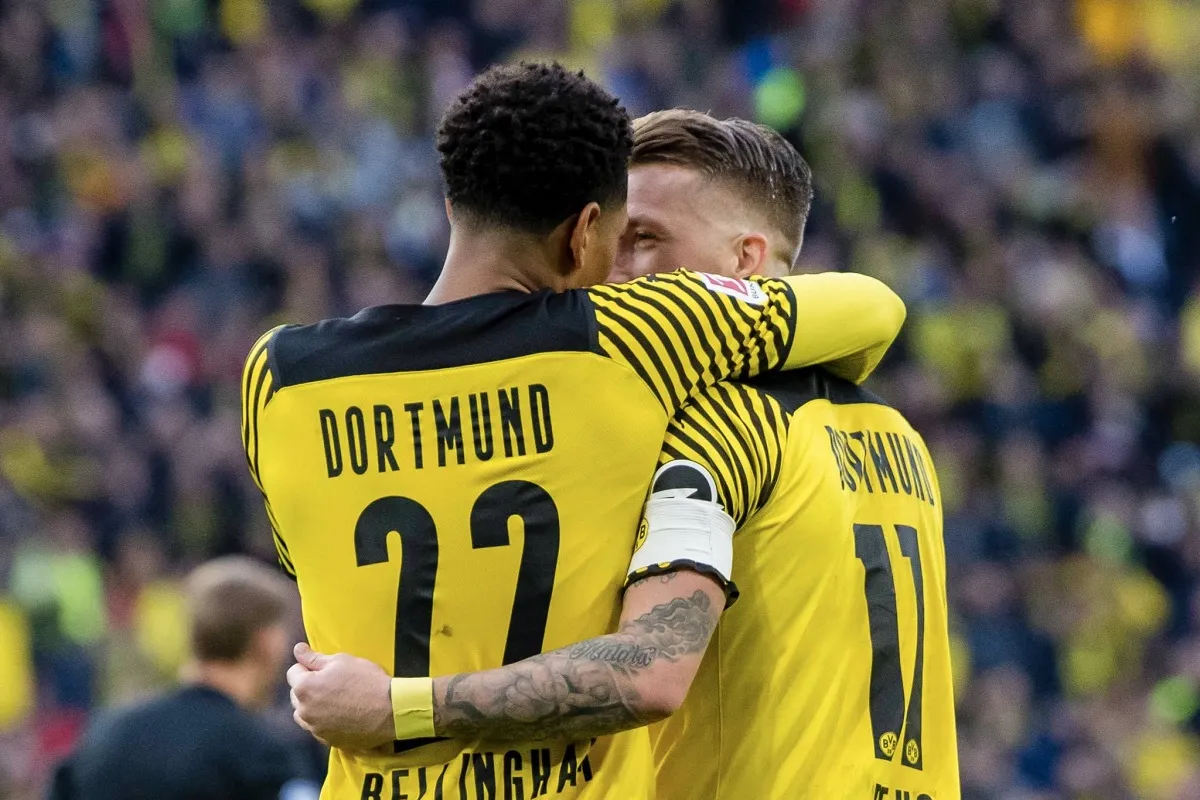 ESTRELLA. Jude Bellingham durante su etapa como jugador de Borussia Dortmund, junto a Marco Reus.