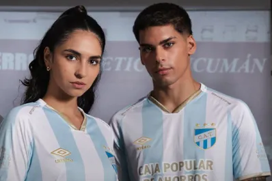 Con franjas más anchas y detalles dorados: Atlético Tucumán presentó una nueva camiseta para la Liga Profesional