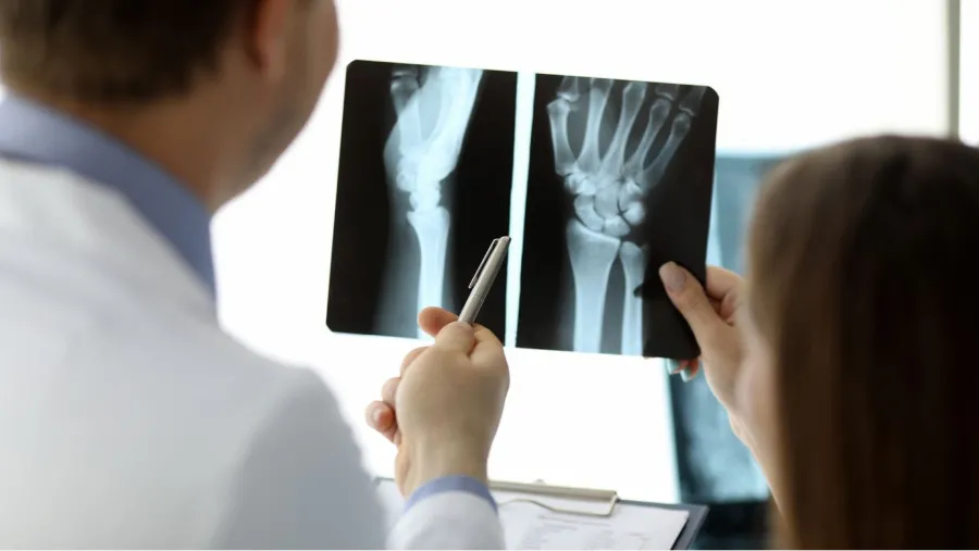 El traumatólogo trata las lesiones musculoesqueléticas o accidentes en el aparato locomotor.