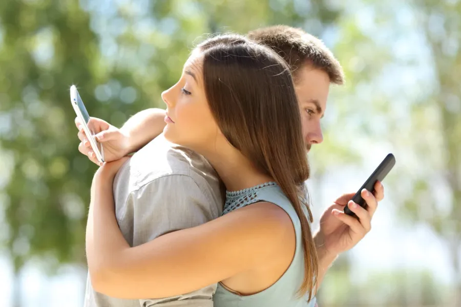 COMPLEJIDAD. La hiperconectividad es un arma de doble filo para los infieles.