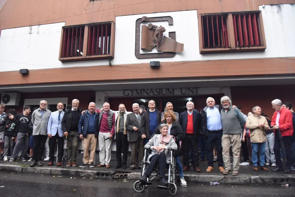 ENTRE AMIGOS. Egresados de la promoción 1974 (parados de fondo) y Beatriz Cazzaniga (al frente) posaron con la escultura que domina el ingreso. LA GACETA / FOTO DE ANALÍA JARAMILLO