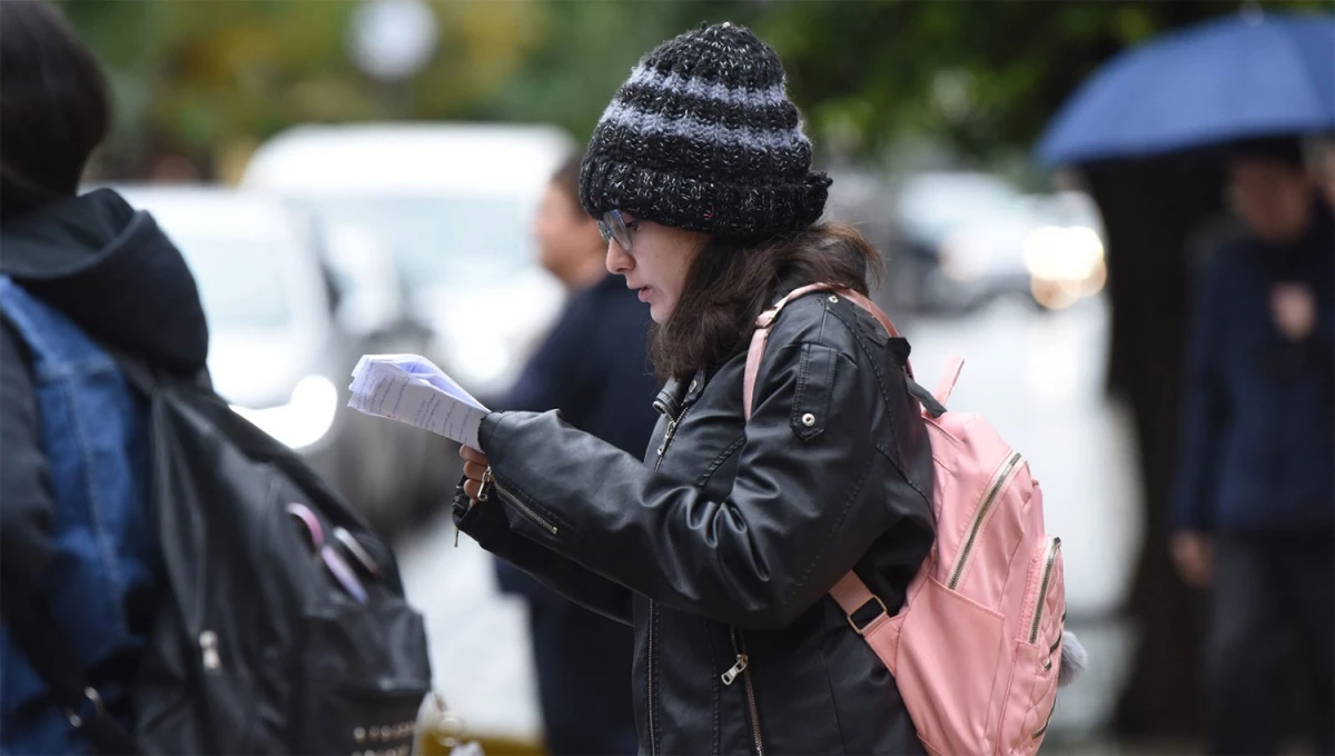 COMPLETO. El atuendo para hacerle frente al otoño deberá incluir campera, gorro y guante debido a las temperaturas que se registrarán en Tucumán.