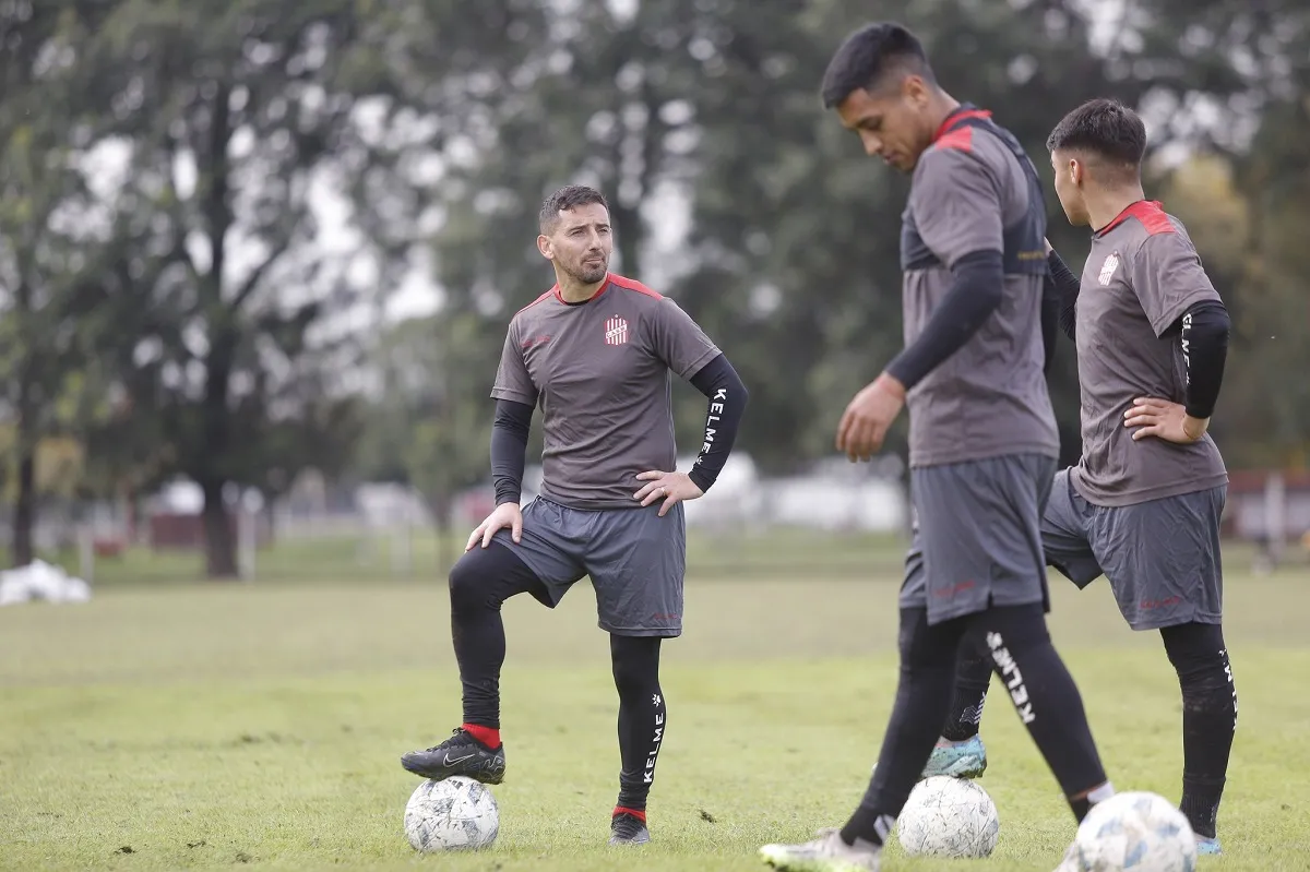 ENFOCADOS. Juan Cuevas se prepara para el duelo de mañana contra Tristán Suárez. Foto Casm