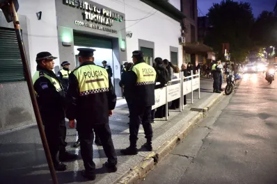 La Policía requisó las mochilas de estudiantes tucumanos antes de que ingresen a clases